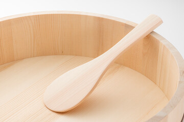 白背背景に木製の寿司桶 © kai