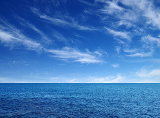 Fototapeta premium Blue sea with waves and sky