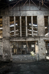 Fototapeta na wymiar Blick in eine alte verlassene und halb verfallene Fabrikhalle 