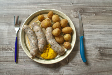 Serving of seasoned sausages with jacket potatoes