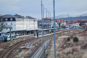 Blick auf Schienen, Weichen, Br&uuml;cken von einer Eisenbahnanlage