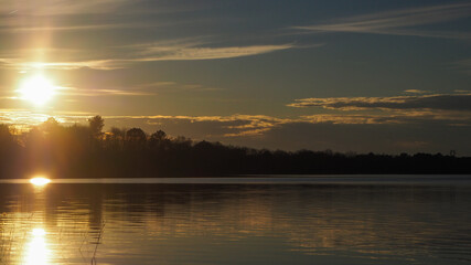 Coucher de soleil sur un lac en hiver