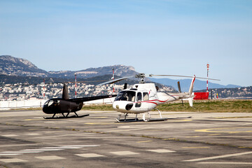 Ein Helikopter mit zwei Hauptrotorblätter beim Start