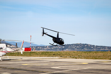 Ein Helikopter mit zwei Hauptrotorblätter beim Start