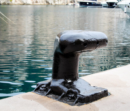 Alten rostigen Stahl Poller Pfosten auf einer Mole festmachen. Der beste Weg f&uuml;r Boot oder Schiff festmachen im Hafen
