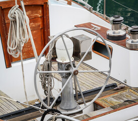 Detailansichten von einer Segelyacht im Hafen liegend.
