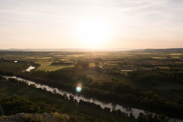 Fototapeta premium Paisaje al amanecer en un pueblo de Navarra, España, en el que se pueden observar diferentes campos y el río. 