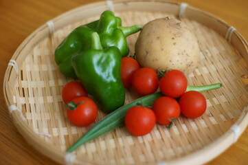 彩り野菜をざるの上にならべてみた