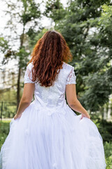 Fototapeta na wymiar bride in a white dress in the park