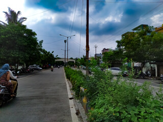 Obraz premium cloudy sky and almost empty road of city
