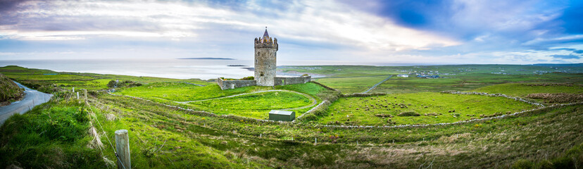Burg Panorama in Irland Meer, Ozean, Küste, Atlantik, Klippen, Felsen, Landschaft, Natur / Sea,...