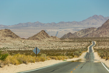 Highway in den Nähe des Joshua Tree National Park, Kalifornien, USA