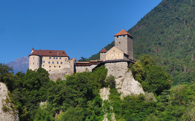 Fototapeta na wymiar Dorf Tirol, Tirolo, Schloss Tirol, Castel, Südtirol, Meraner Land, Burggrafenamt, Burg, Festung, Wahrzeichen