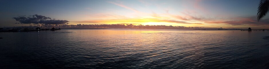 Amanecer de playa en cancún.