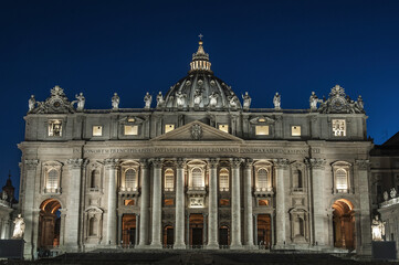 Naklejka premium La Basilica di San Pietro a Roma di notte