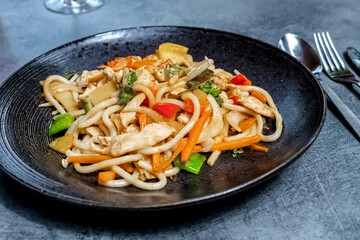 Plat Thaïlandais poulet et pâtes Pad Thaï 