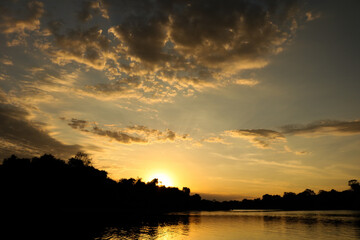 por do sol em curva de rio