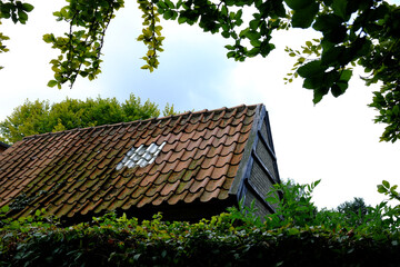 Fototapeta na wymiar Stallgebäude mit altem Dach