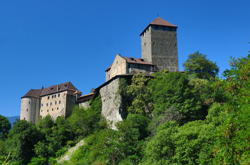 Fototapeta na wymiar Dorf Tirol, Tirolo, Schloss Tirol, Castel Tirolo, Südtirol, Wahrzeichen, Meraner Land, Burggrafenamt, Burg, Schloss
