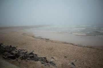 Zamglona plaża nad Morzem Bałtyckim
