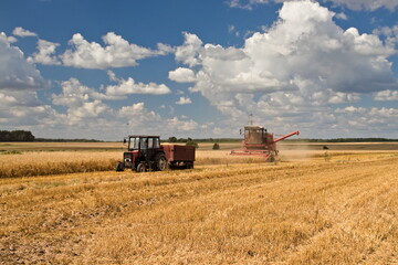 Kombajn i traktor rolniczy w czasie żniw