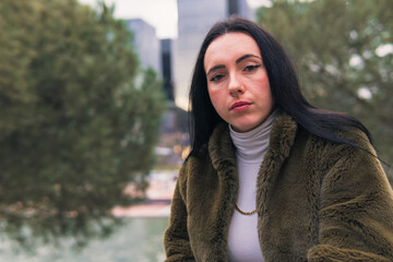 Retrato urbano de chica al exterior