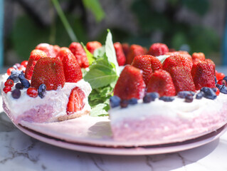 strawberry cake with cream