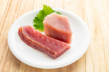 生のマグロのブロック　キハダマグロとビンチョウマグロ