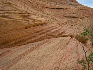 Felsiger Berghang mit vielen Farblinien und Formen