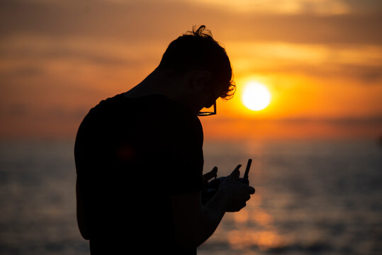 Pilot drona o wschodzie słońca