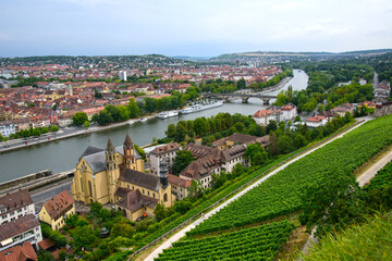 Fototapeta na wymiar Blick von der Festung auf die Brücke am Fluss. Würzburg am Main.