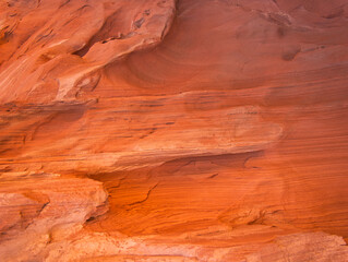 Orangefarbener Felsen mit Verformungen und Linien