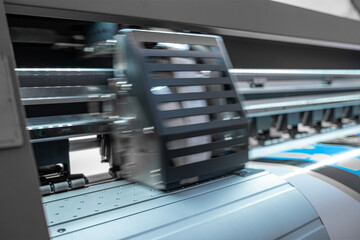 Large format digital printing machine and moving print head