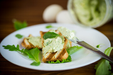 green bread spread of arugula, curds and eggs with fried toast
