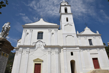 Façade baroque de l'église Saint-Jean à Santo Pietro di Tenda, Corse