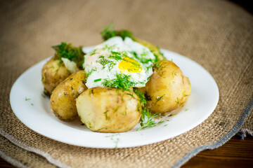 boiled early potatoes with fried egg and dill