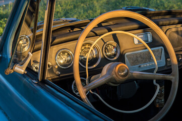Lenkrad und Tachometer eines alten Autos