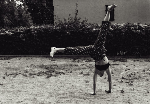 Chica haciendo una voltereta