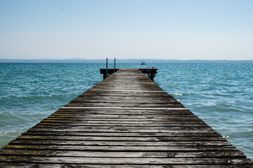 Molo di legno sul Lago blu