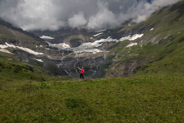 Fototapeta na wymiar Inmitten traumhafter Bergkulisse mit Gletscher.