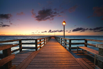 Fototapeta na wymiar Sonnenuntergang an der Seebrücke