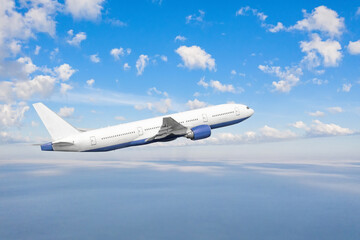 Fototapeta premium Samolot leci po niebie, podróżuje między krajami.