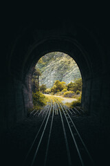 T&uacute;nel por donde pasa un tren