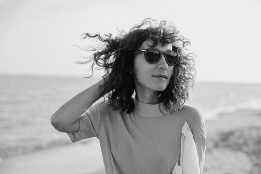 Blak and white portrait of pretty woman wearing sunglasses