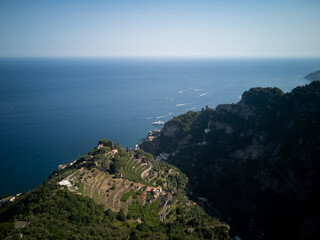 vista della meravigliosa costiera amalfina dai giardini della villa cimbrone di ravello i CAmpania