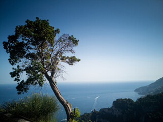 vista della meravigliosa costiera amalfina dai giardini della villa cimbrone di ravello i CAmpania
