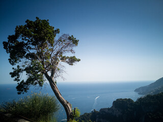 Fototapeta na wymiar vista della meravigliosa costiera amalfina dai giardini della villa cimbrone di ravello i CAmpania