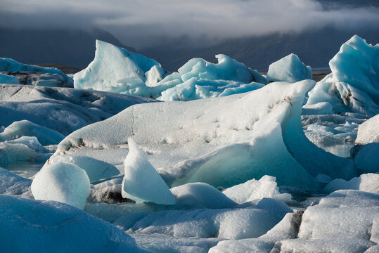 Ice blocks at J&radic;&part;kuls&radic;&deg;rl&radic;&ge;n
