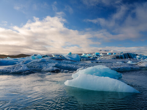 Ice blocks at J&radic;&part;kuls&radic;&deg;rl&radic;&ge;n