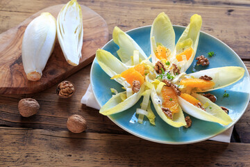 Chicorée-Orangen-Salat mit Walnüssen